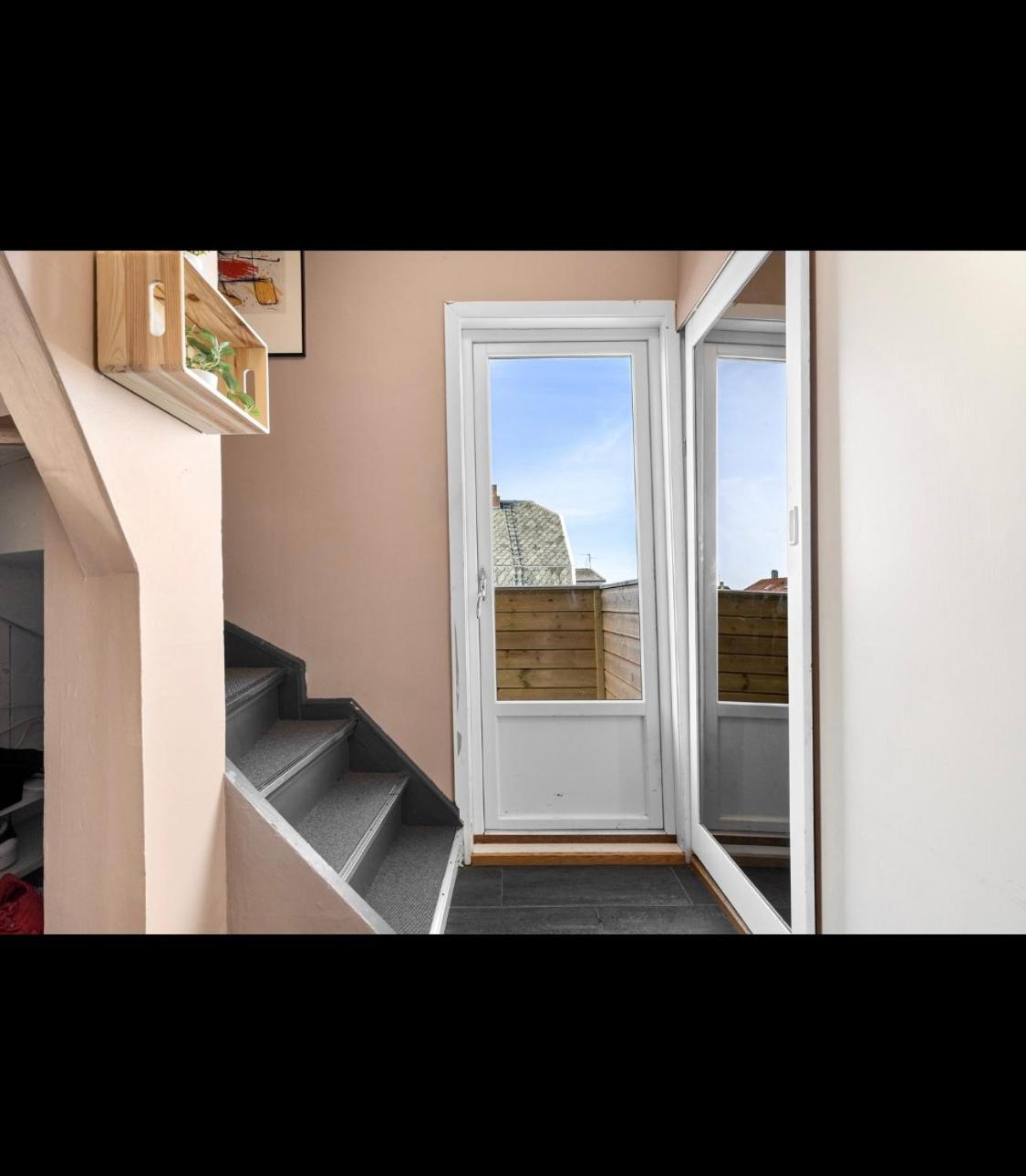 Two House Close To Ons In A Quiet Neibourhood *